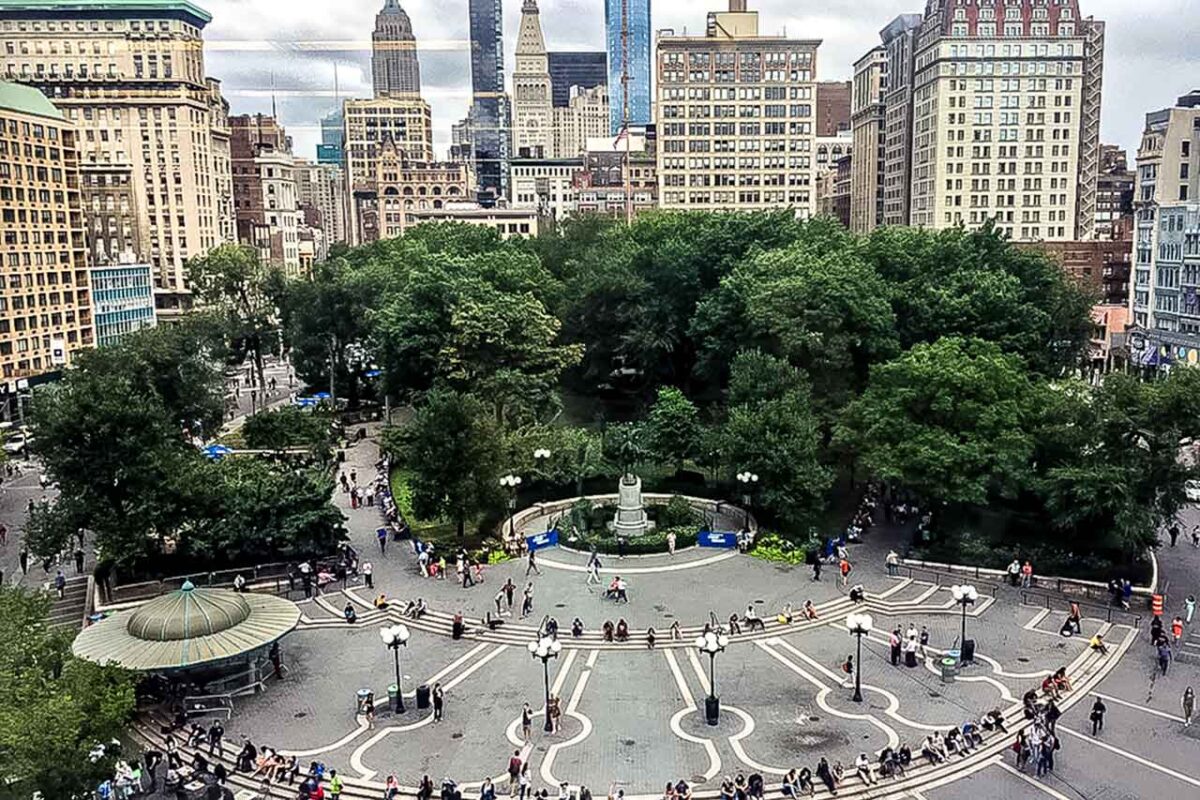 Plac Union Square z fontanną i zielenią, widok z góry