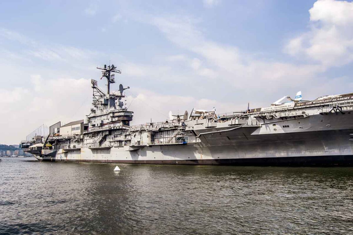 Vista laterale della portaerei USS Intrepid ormeggiata a New York.