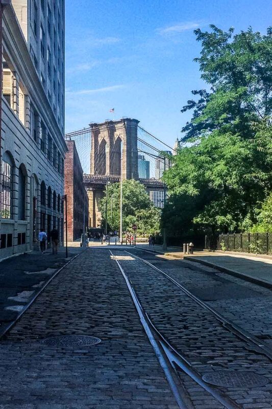 I resti dei binari della Jay Street Connecting Railroad tra le strade di ciottoli a DUMBO, Brooklyn.