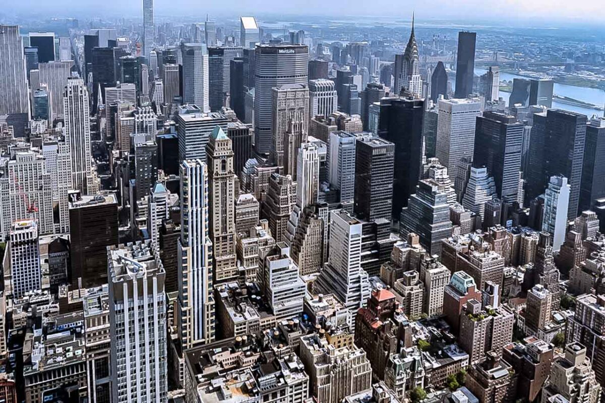 Szeroka panorama Midtown Manhattan z Empire State Building na pierwszym planie