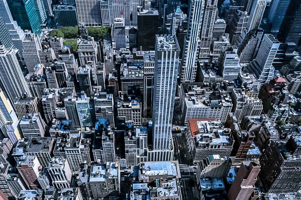 Widok pionowy na gęstą zabudowę Midtown, liczne wysokie wieżowce i kwartały Manhattan