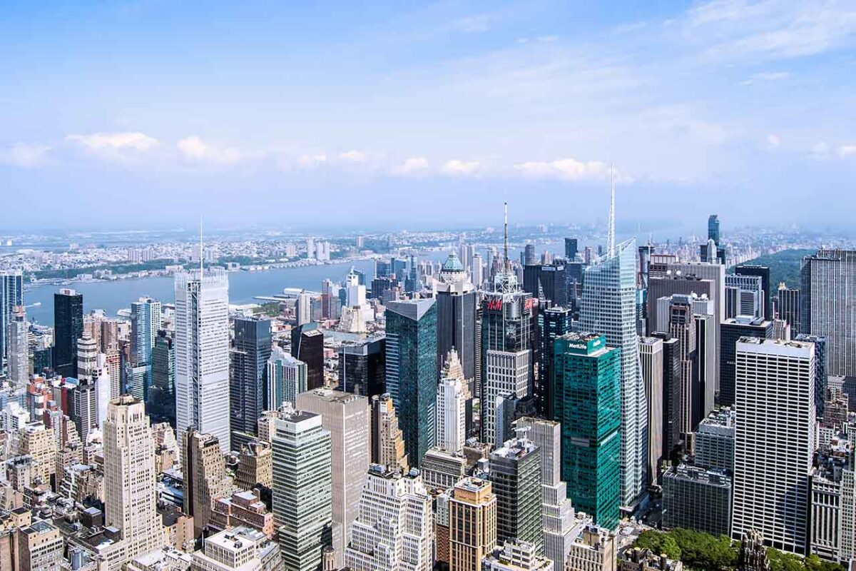 Szeroka panorama Midtown Manhattan z trzema mostami na drugim planie
