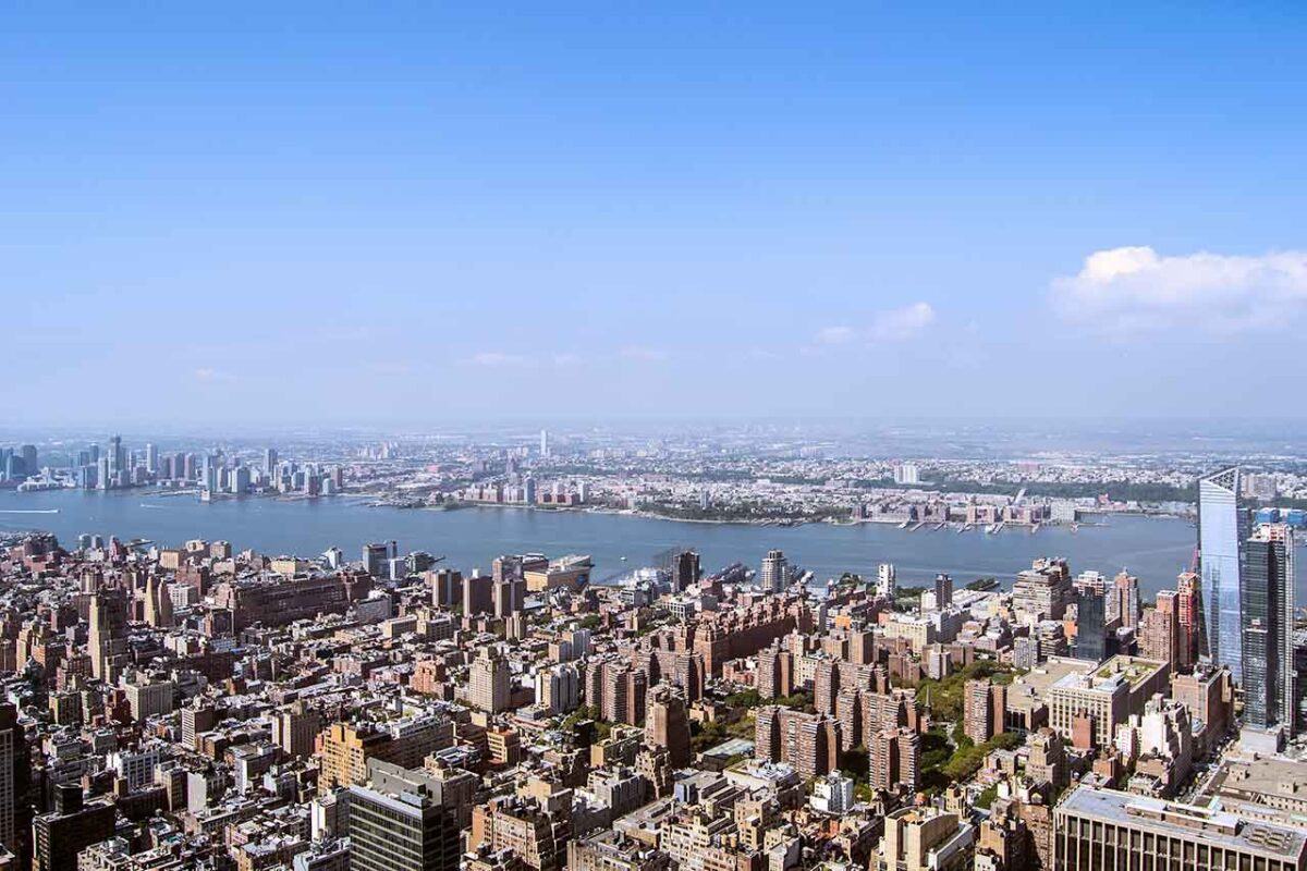 Perspektywa na południowy Manhattan, mosty i rzekę z Empire State Building