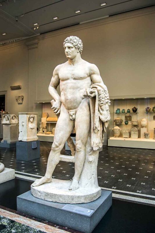 Marmurowa rzeźba męskiej postaci w sali Metropolitan Museum of Art w Nowym Jorku
