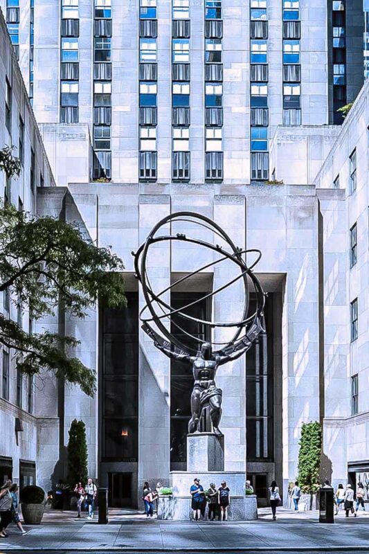 La celebre statua di Atlante che regge il mondo al Rockefeller Center.