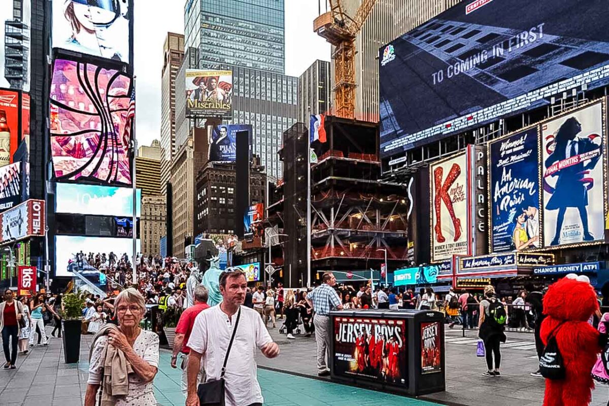 Ludzie i reklamy w Times Square