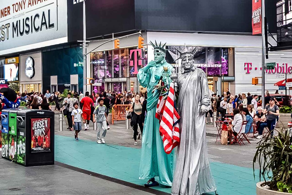 Artyści uliczni w przebraniu w Times Square