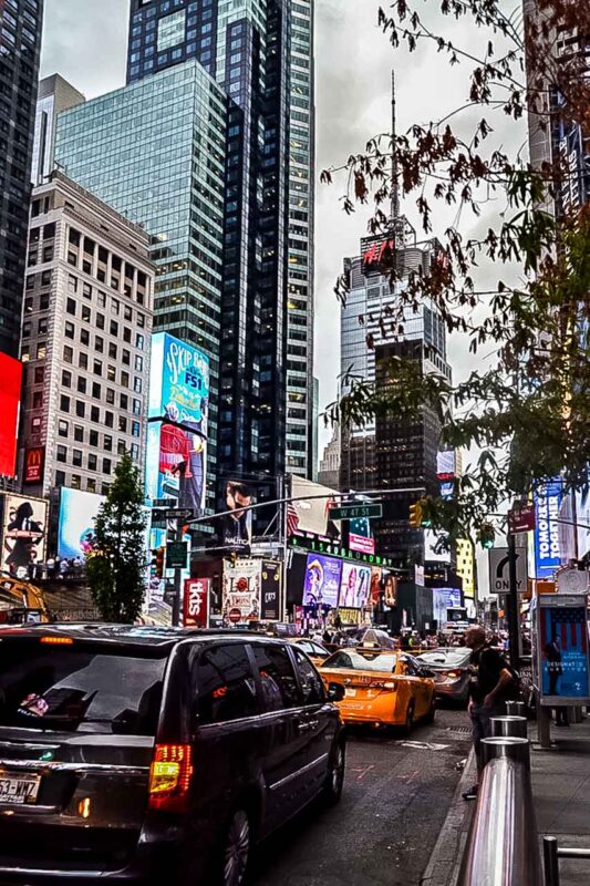 Kolorowe ekrany i wieżowce w Times Square