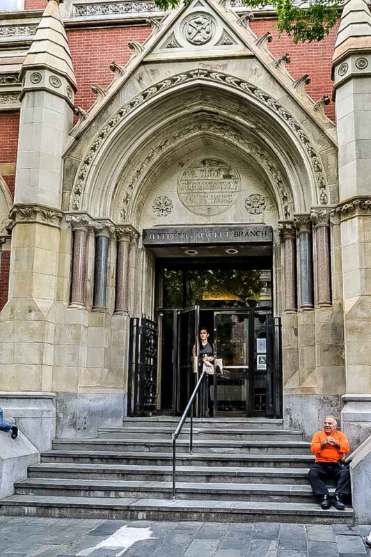 Gotyckie wejście do historycznej biblioteki z ornamentalnymi detalami