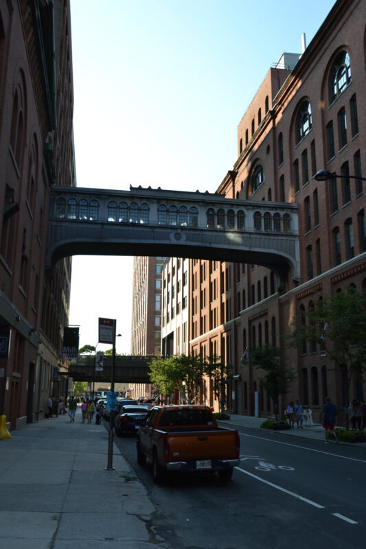 Mostek łączący budynki nad 10th Avenue przy Chelsea Market