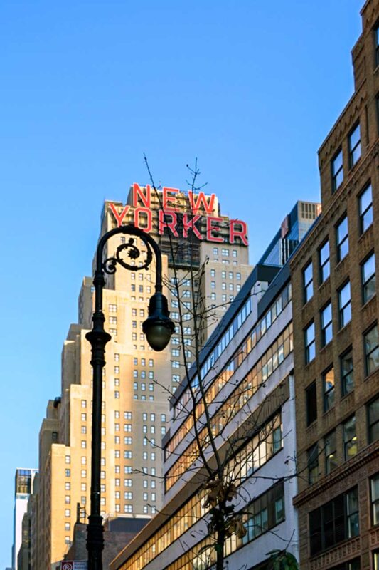 Ikoniczny neon hotelu New Yorker w świetle dnia