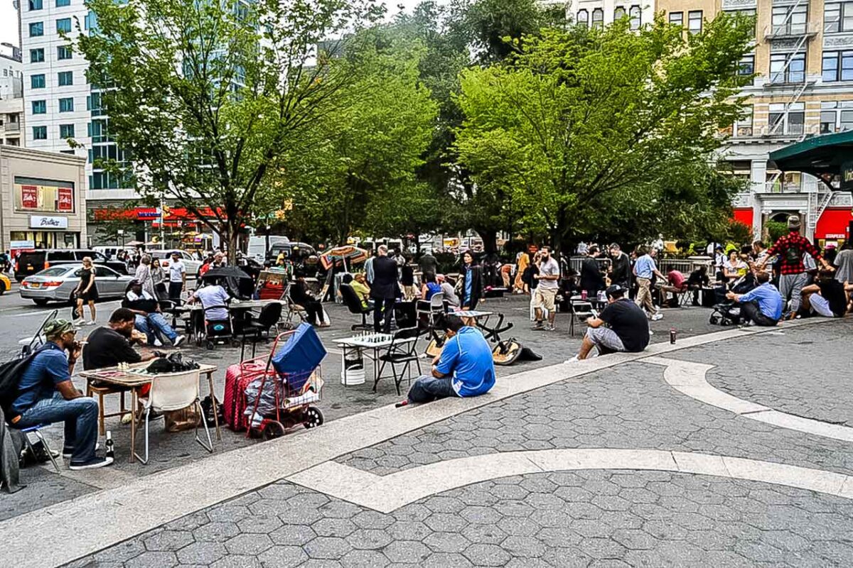 Ludzie odpoczywający na ławkach w Union Square
