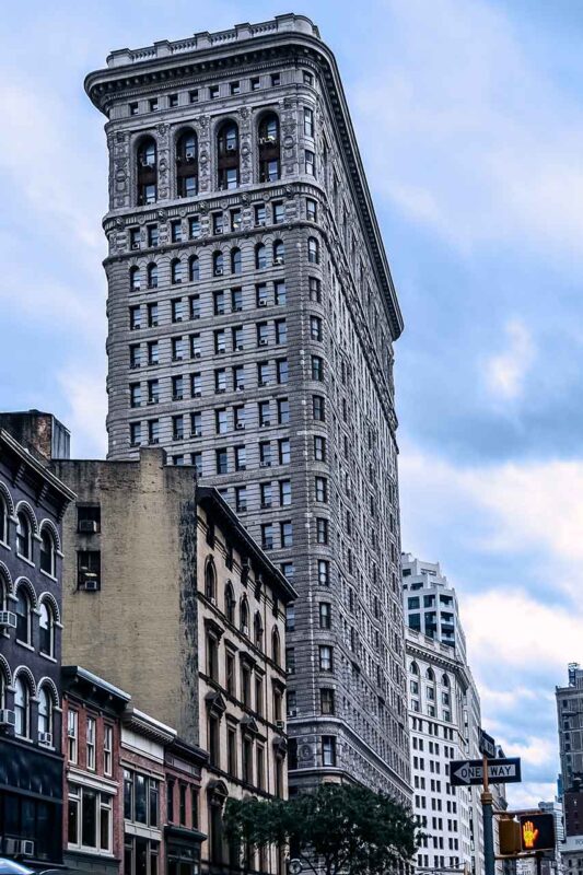 Architektoniczne detale górnej części Flatiron Building