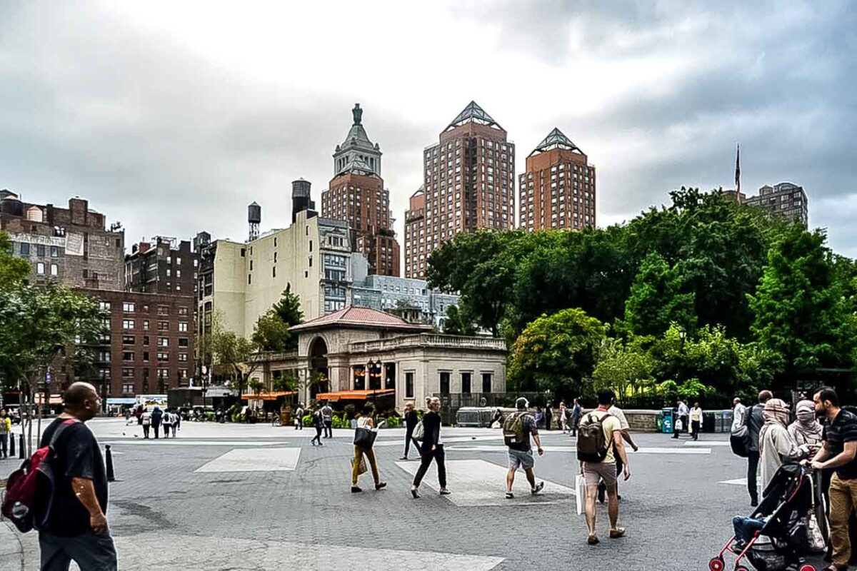 Plac Union Square z ludźmi i zabytkowymi budynkami