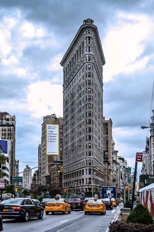 Wysoka bryła Flatiron Building w Nowym Jorku