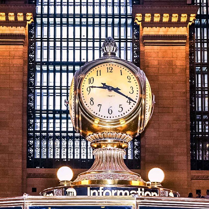 Słynny zegar z opalowego szkła na tle okien Grand Central Terminal