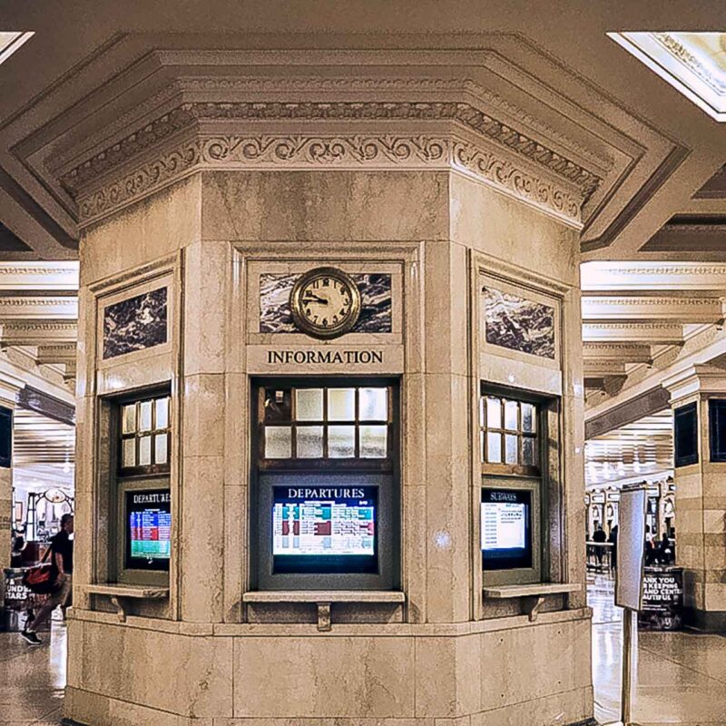 Historyczny zegar na tle kolumn i łuków nad wejściem w Grand Central