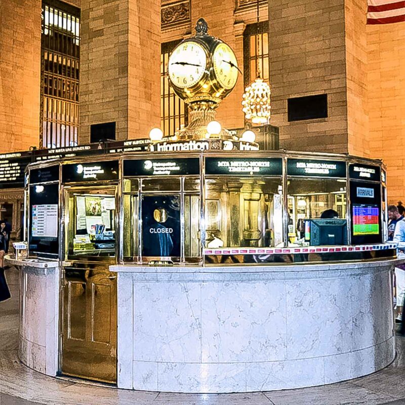 Złoty zegar na okrągłej informacji w centrum Grand Central Terminal