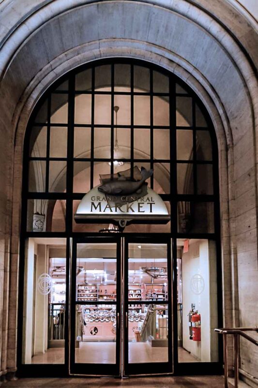 Historyczne, półokrągłe okno wejściowe do Grand Central Market