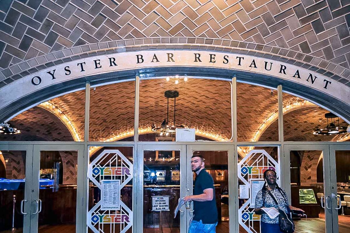 Wejście do restauracji Grand Central Oyster Bar z łukowymi sklepieniami