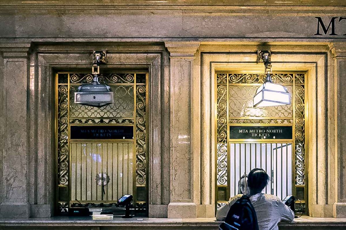 Szerokie schody i hala z dużymi oknami w Grand Central Terminal