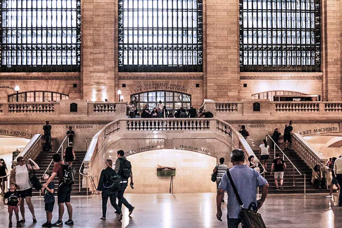 Długie tunele torów i platformy Grand Central Terminal