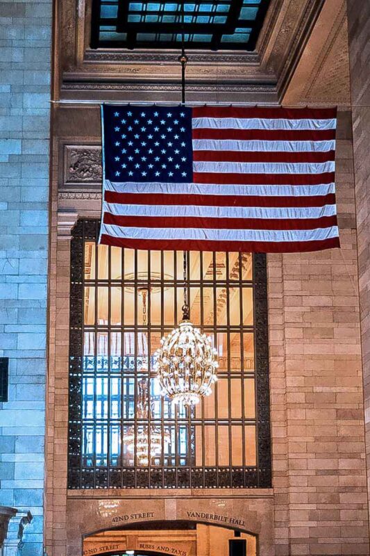 Flaga USA zawieszona pod sklepieniem hali Grand Central Terminal