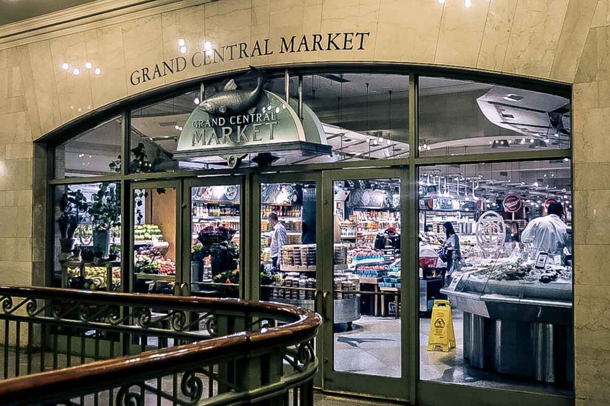 Wejście do Grand Central Market z wnętrza dworca, widok na sklepowe witryny
