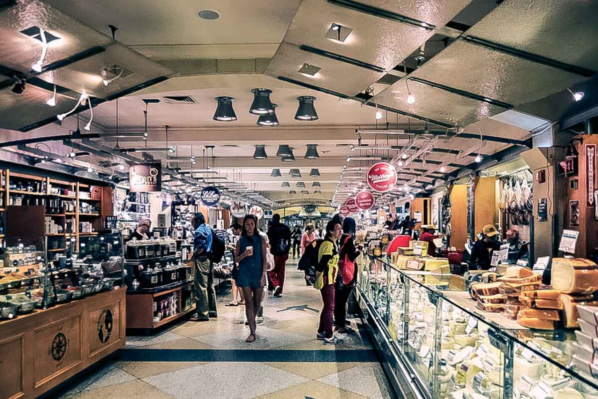 Szeroka perspektywa wnętrza Grand Central Market z alejkami i witrynami