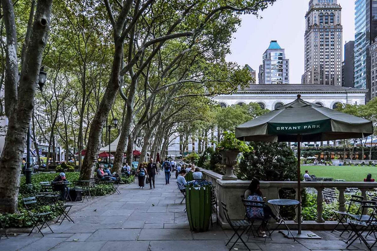 Zielone drzewa i stoliki w Bryant Park, Empire State Building w tle