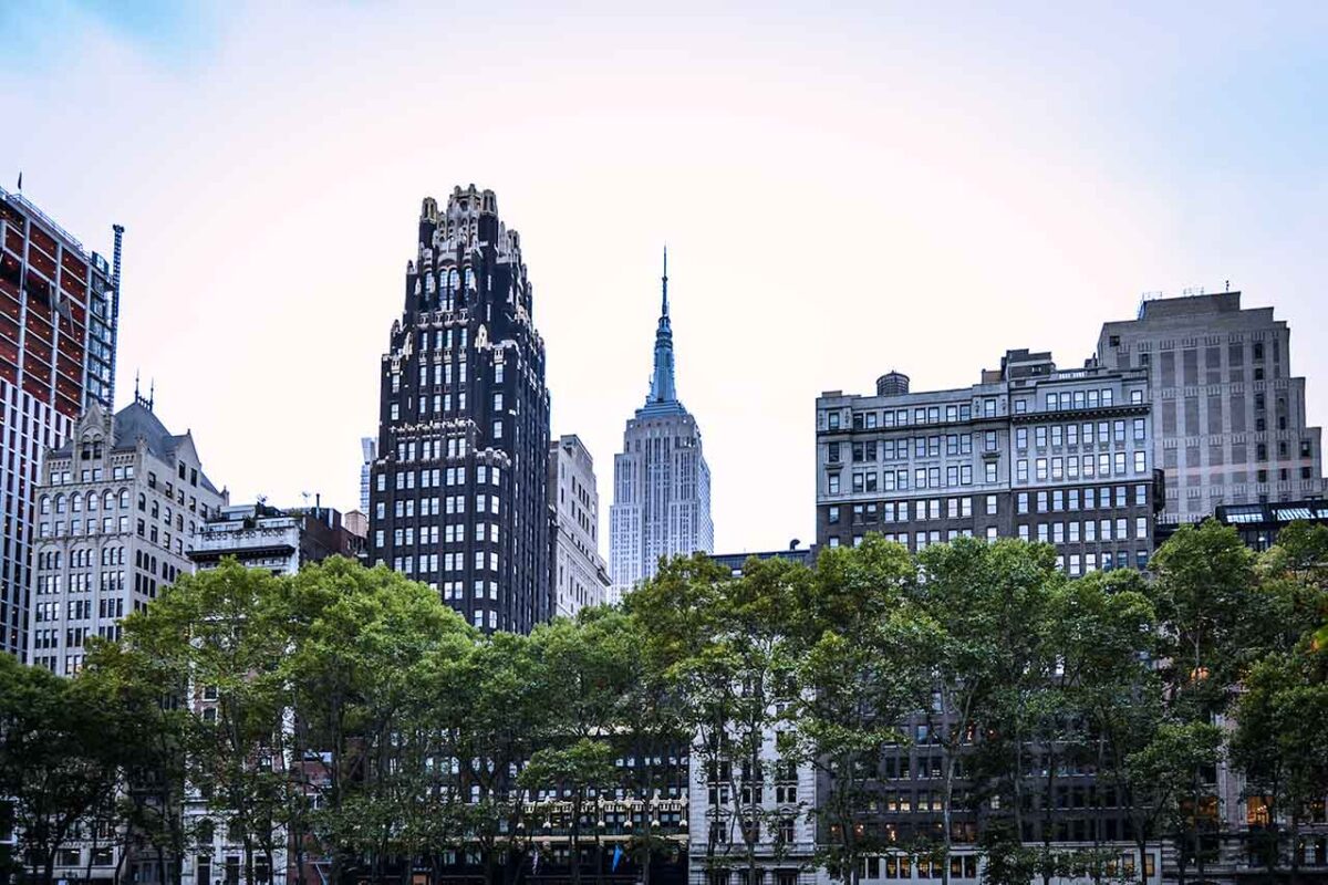 Panorama Bryant Park z Empire State Building na horyzoncie