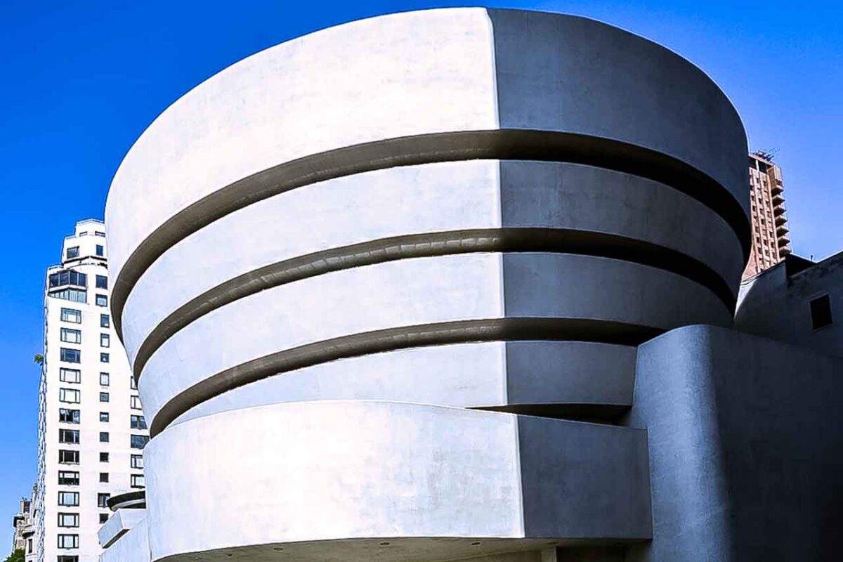 Słynny budynek muzeum Guggenheim o spiralnej, modernistycznej bryle