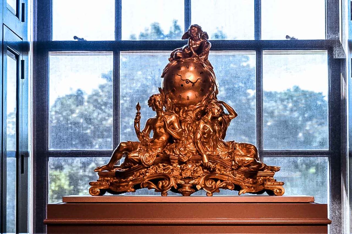 Okazała złocona figura ustawiona na postumencie w muzeum