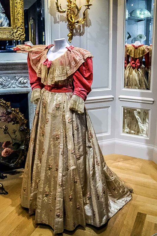 Wyjątkowy historyczny strój kobiecy na manekinie