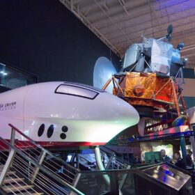 Model wahadłowca i promu kosmicznego w hali ekspozycyjnej w Houston Space Center