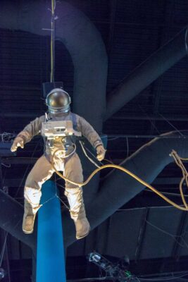 Figura astronauty w skafandrze kosmicznym na ekspozycji muzealnej Houston Space Center