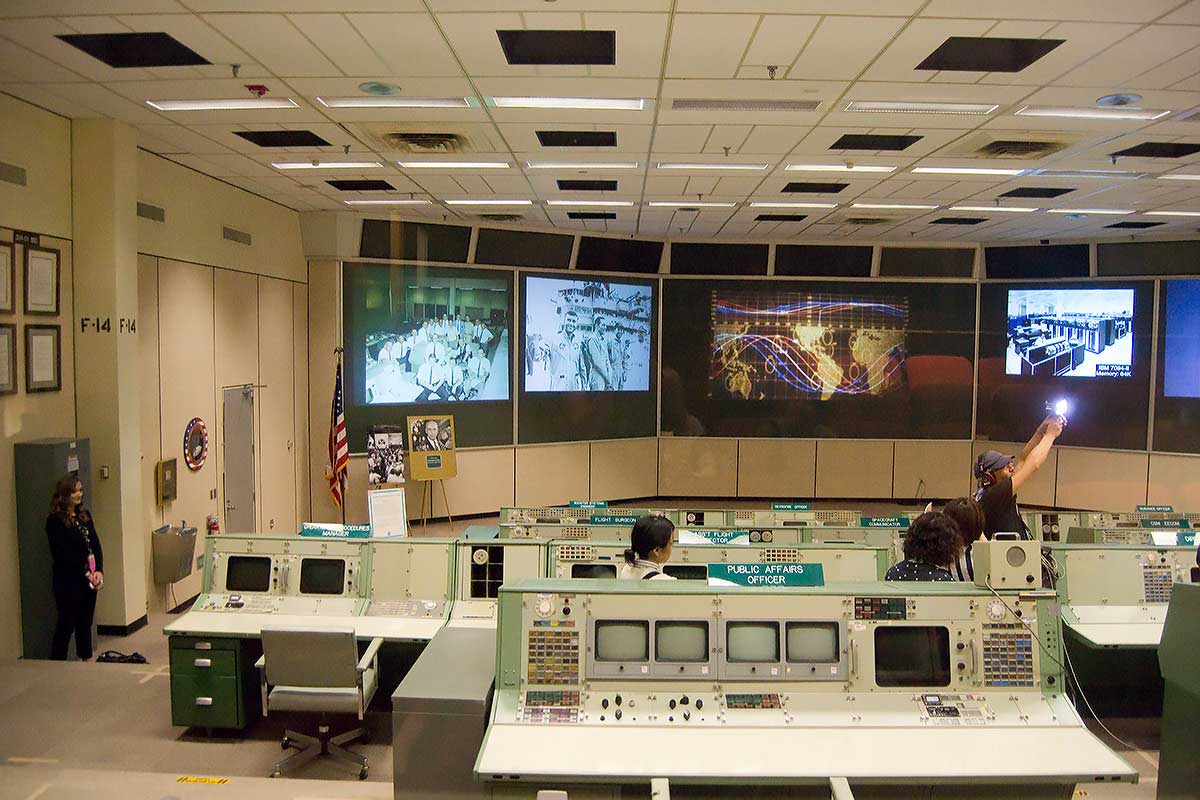Interno del Mission Control Center della NASA a Houston.