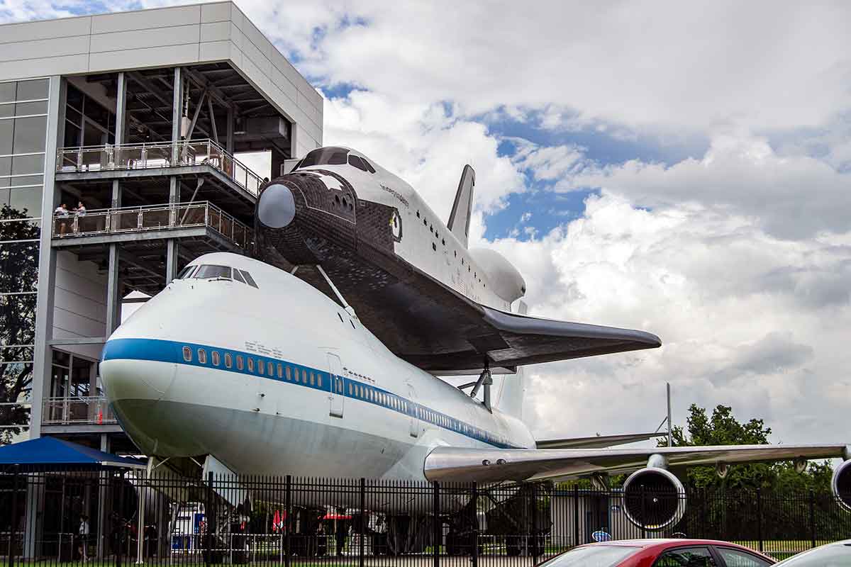 Independence Plaza presso il centro spaziale.