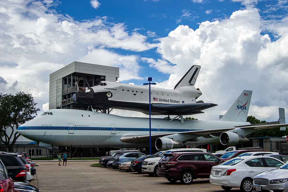 Replika wahadłowca Independence ustawiona na samolocie transportowym w Space Center Houston