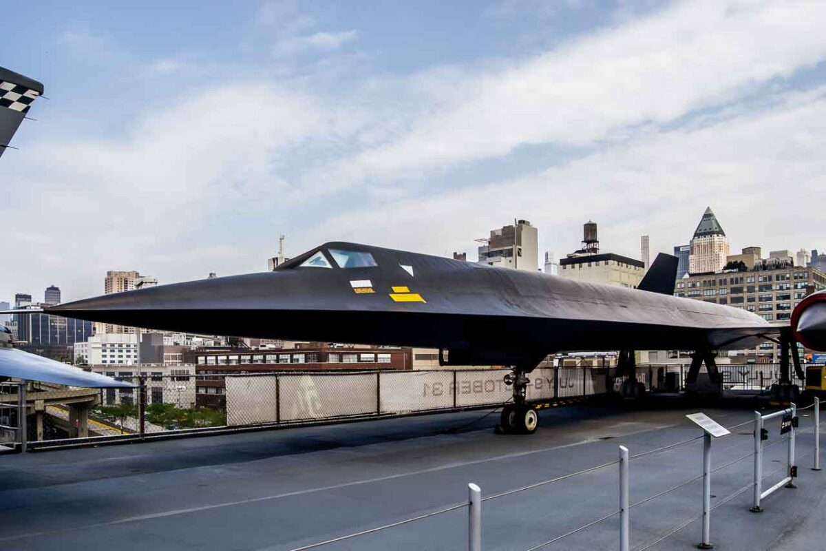Czarny samolot Lockheed A-12/SR-71 Blackbird na pokładzie Intrepid