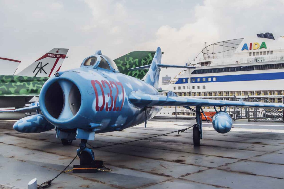 Niebieski myśliwiec wojskowy na pokładzie lotniskowca-muzeum Intrepid