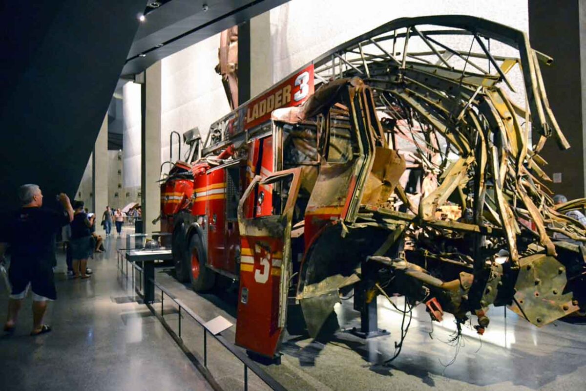 Ekspozycja z wozem Ladder 3 w 9/11 Memorial Museum