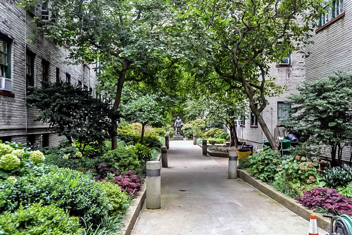 Zielony dziedziniec kampusu New York University