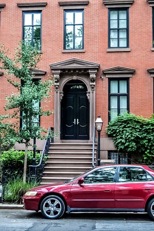 Fasada ceglanej kamienicy w Greenwich Village