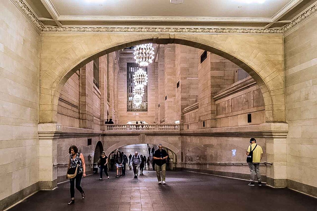 Monumentalne hall wejściowy z dużymi schodami w Grand Central Terminal