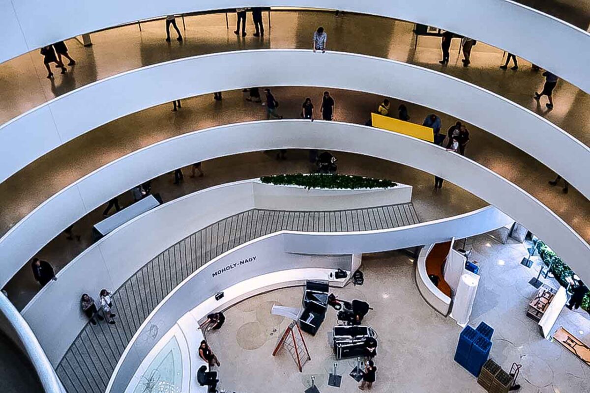 Spiralne rampy muzeum z lotu ptaka, widok na część ekspozycji