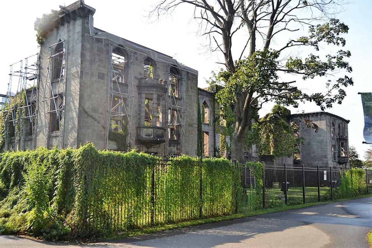 Le rovine storiche dello Smallpox Hospital a Roosevelt Island, un edificio neogotico abbandonato.