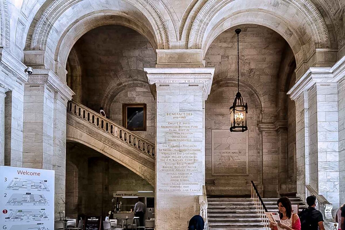 Interno della Biblioteca Pubblica di New York (NYPL) con dettagli classici.