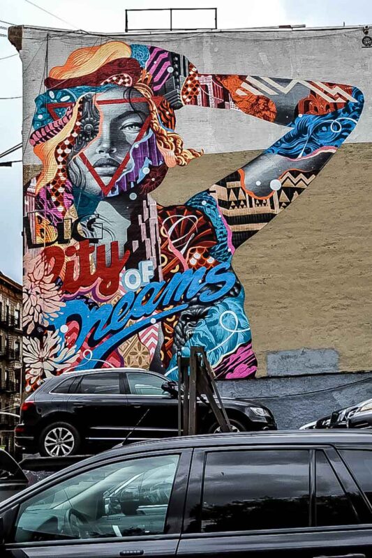 Kolorowy mural przedstawiający twarz w stylu mozaiki