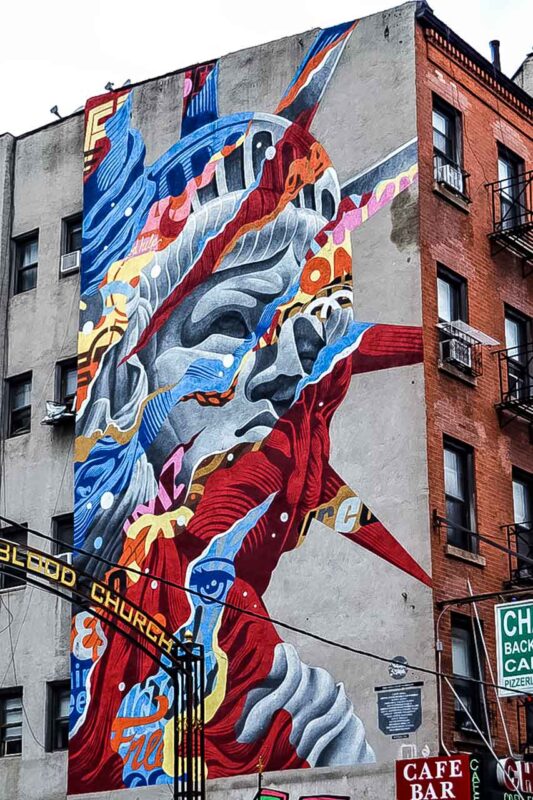 Barwny mural na ścianie budynku w Little Italy